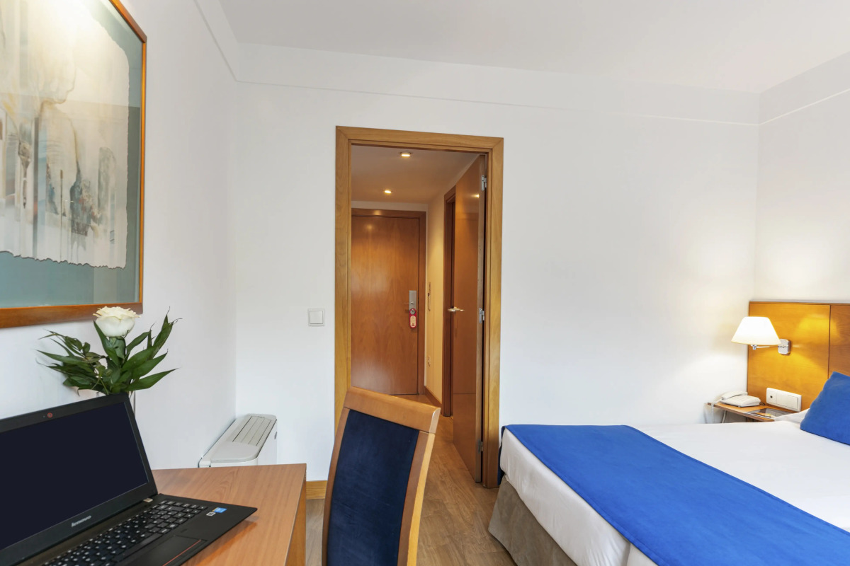 Отель Sercotel de los Reyes