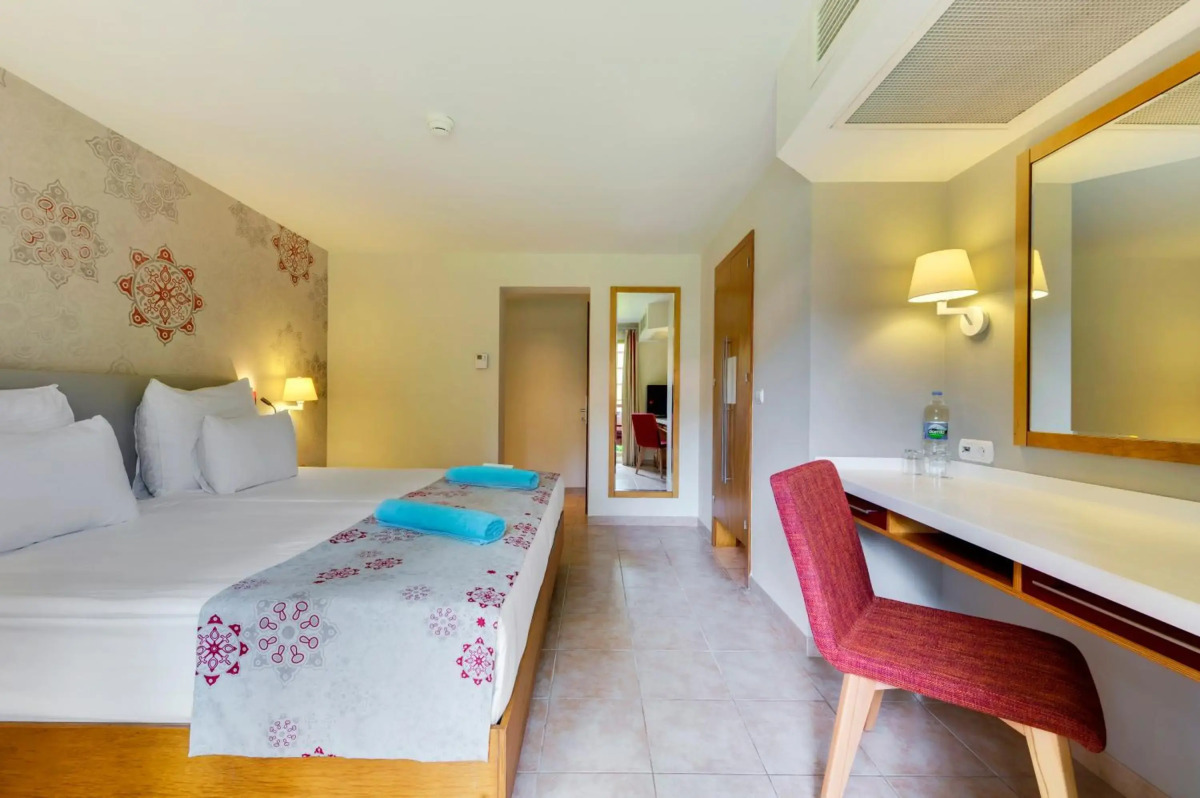 Robinson Camyuva - Adults only