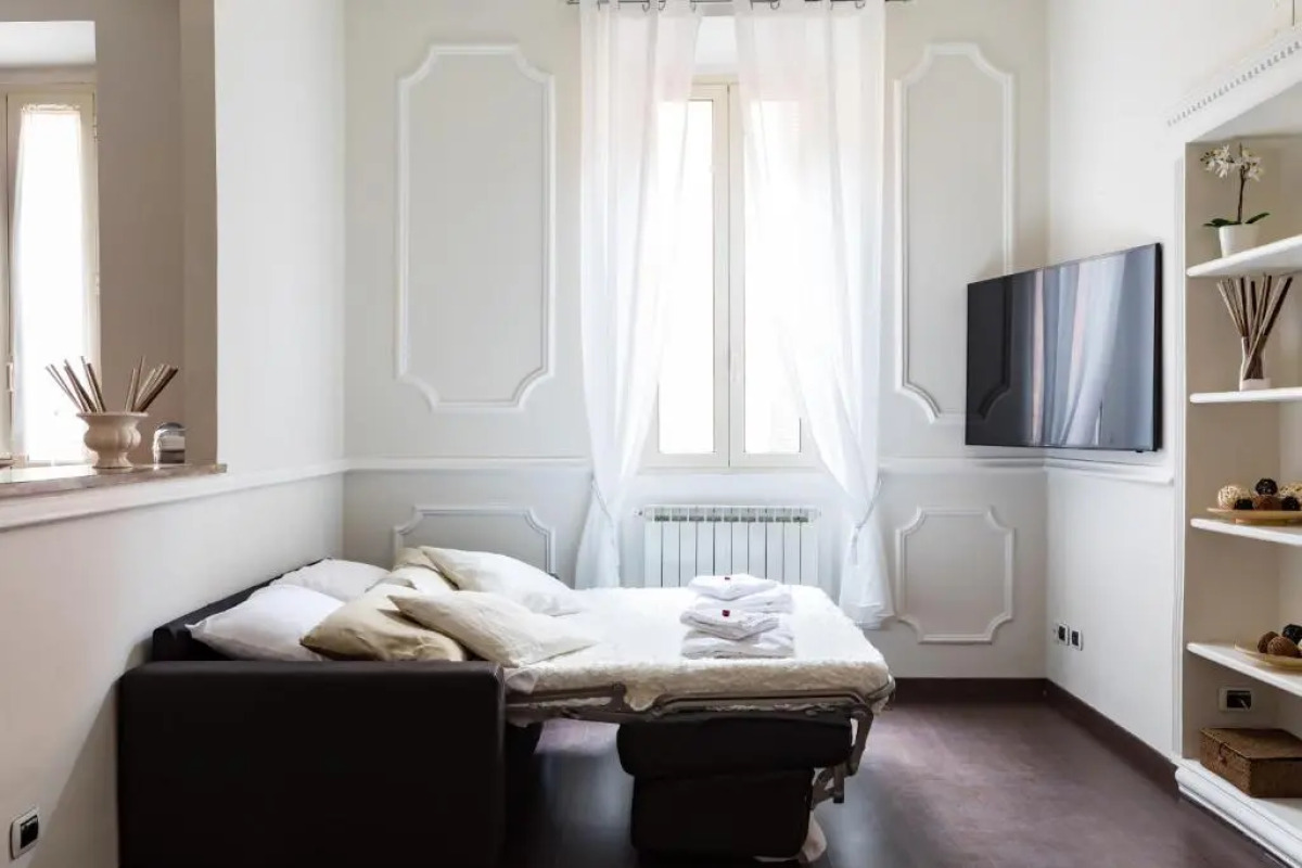 A World Aparts - Frattina Royal