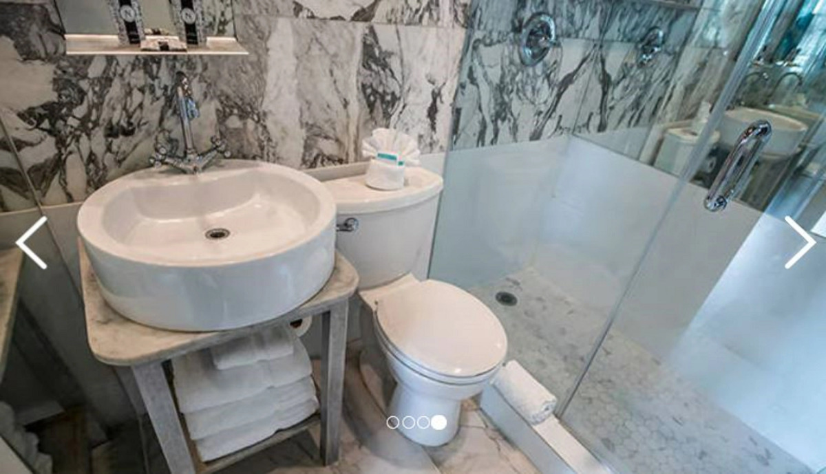 Chesterfield Hotel & Suites