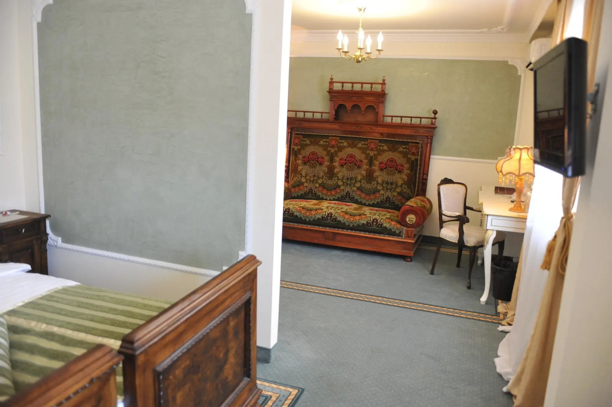 Queen's Astoria Design Hotel