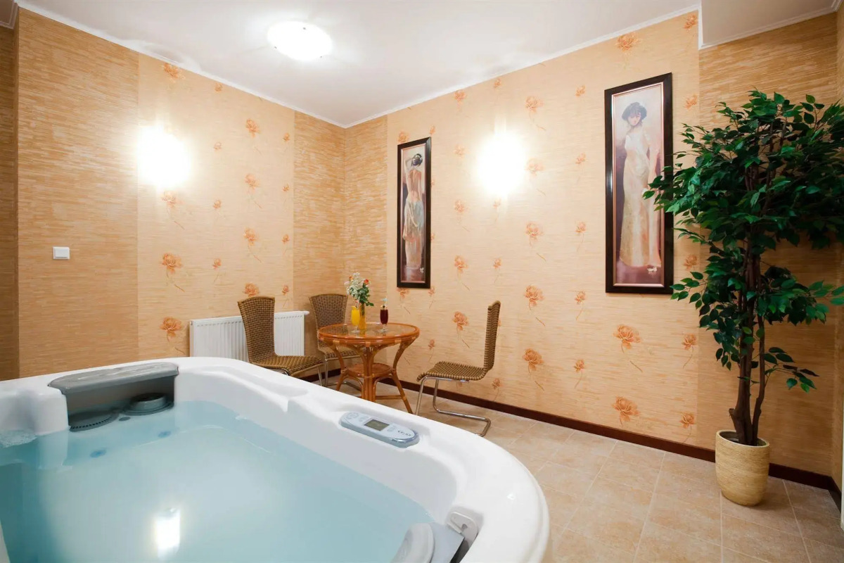 Hotel Dworek Tryumf Dąbrowscy Spółka Jawna