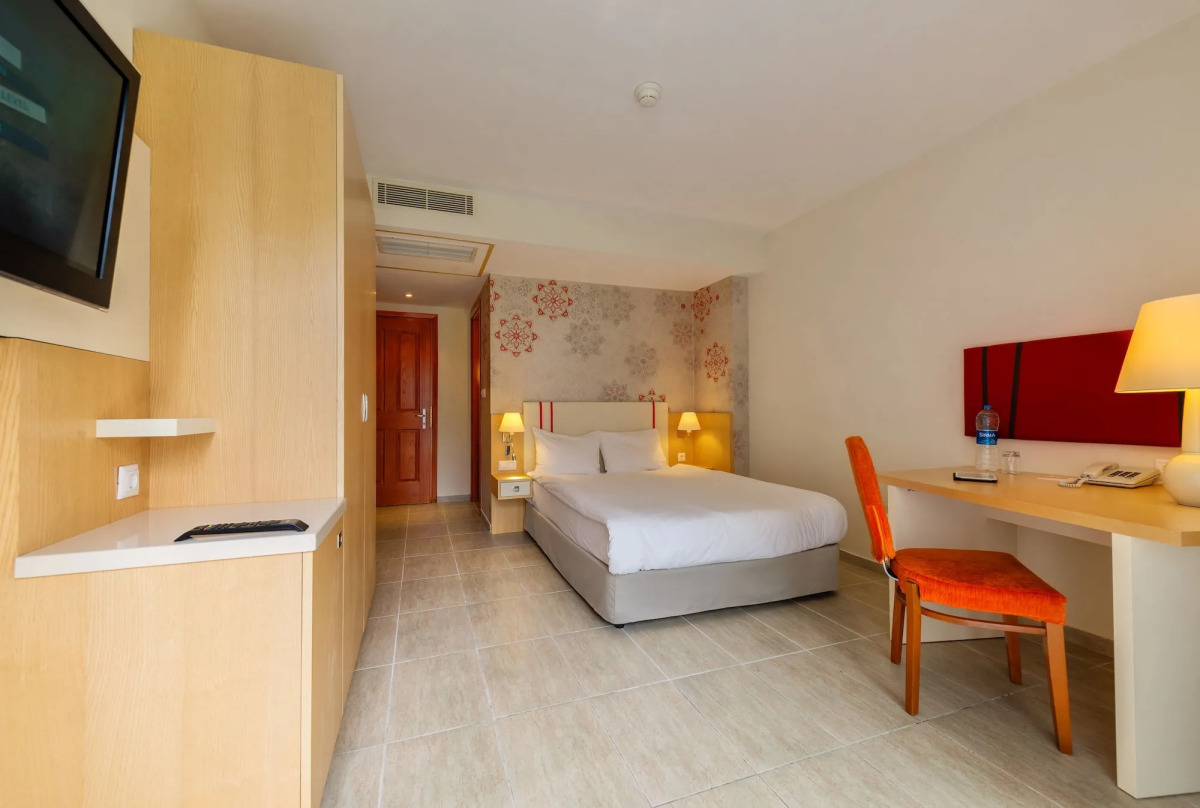 Robinson Camyuva - Adults only