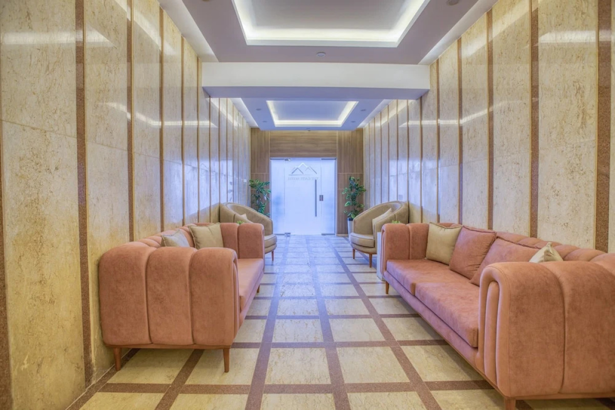 The Gate Hotel Front Pyramids & Sphinx View