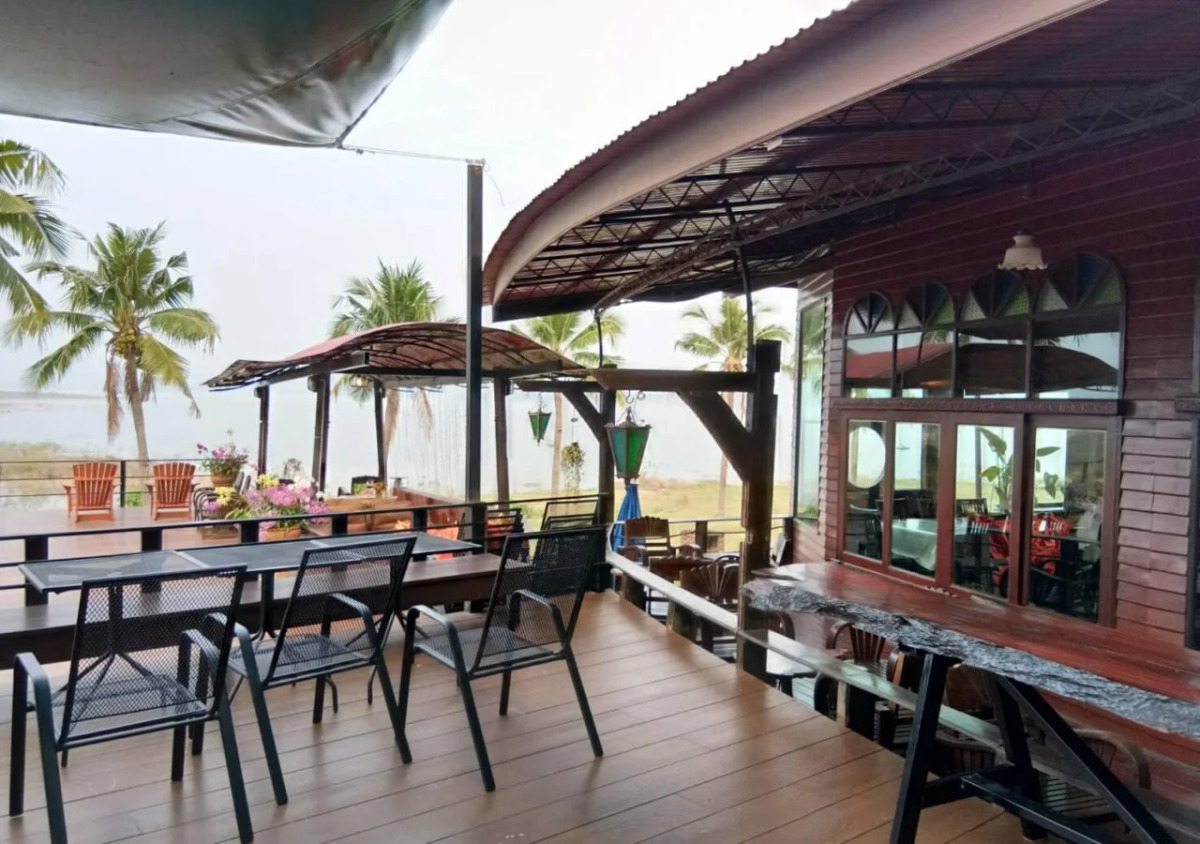 Kaengkrachan Boathouse Paradise Resort