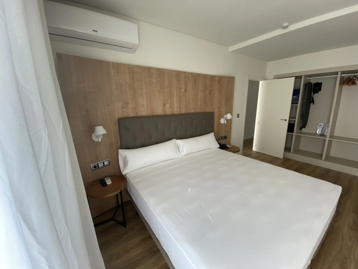 Отель Virgen de los Reyes