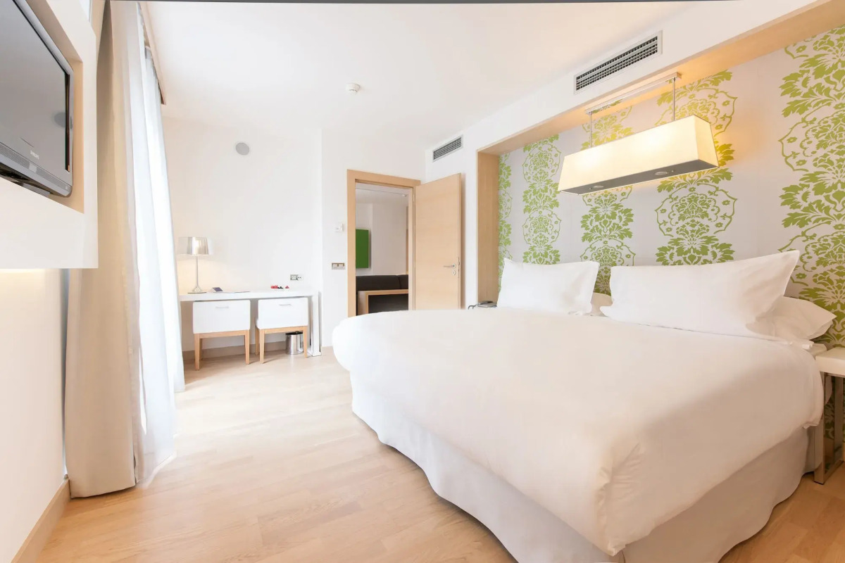 Отель Occidental Praha Five