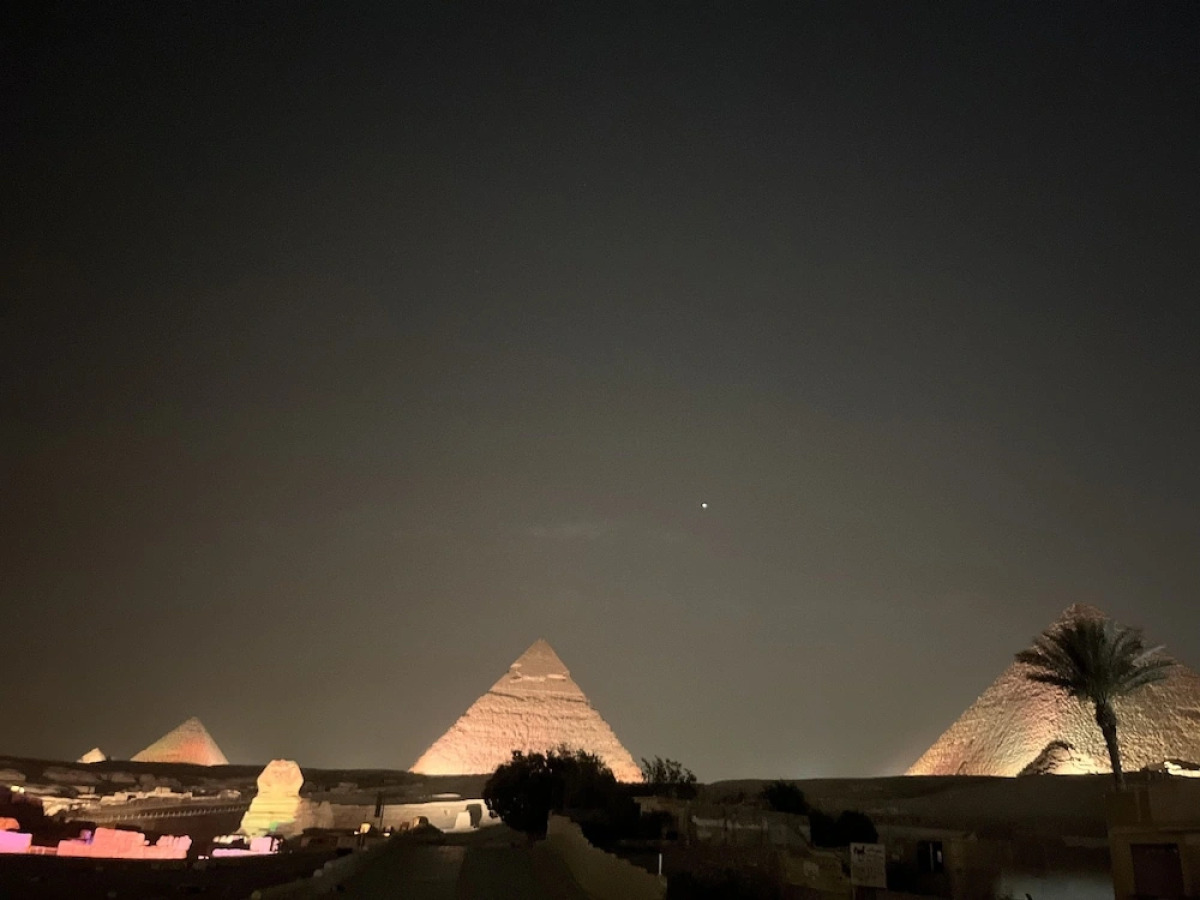 The Gate Hotel Front Pyramids & Sphinx View