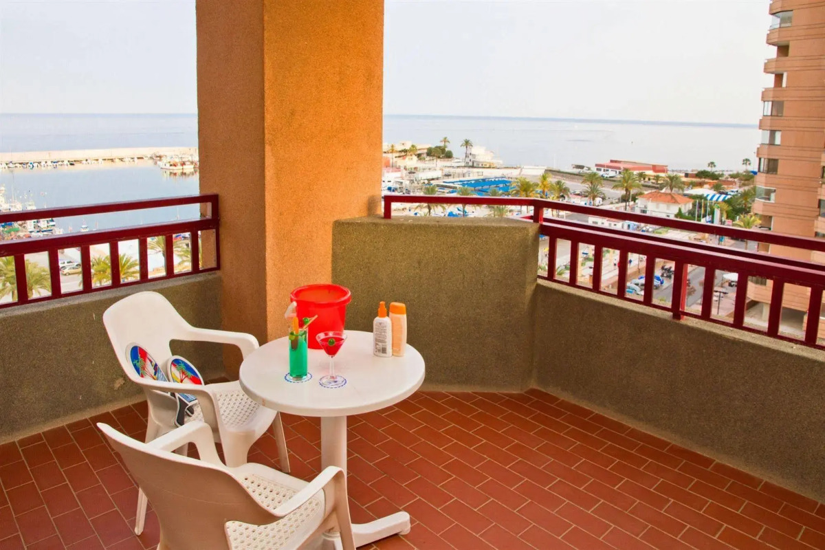 Отель Las Palmeras Affiliated by FERGUS 