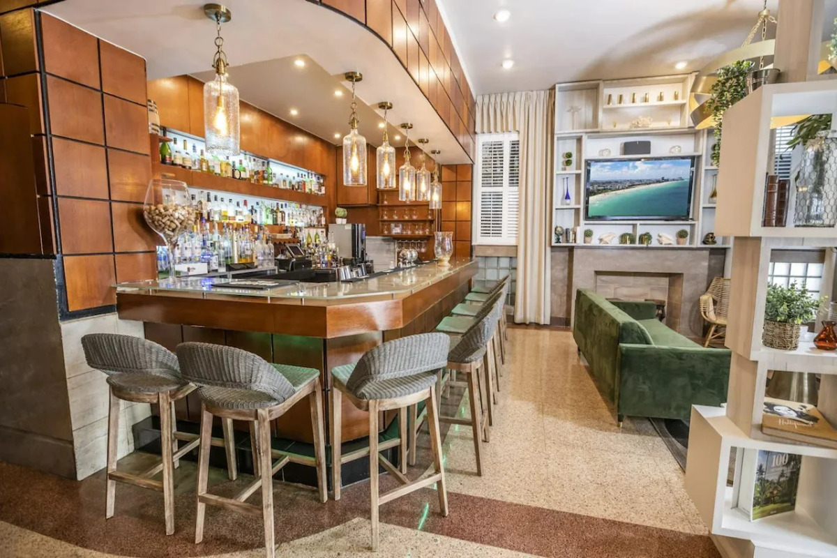 Chesterfield Hotel & Suites