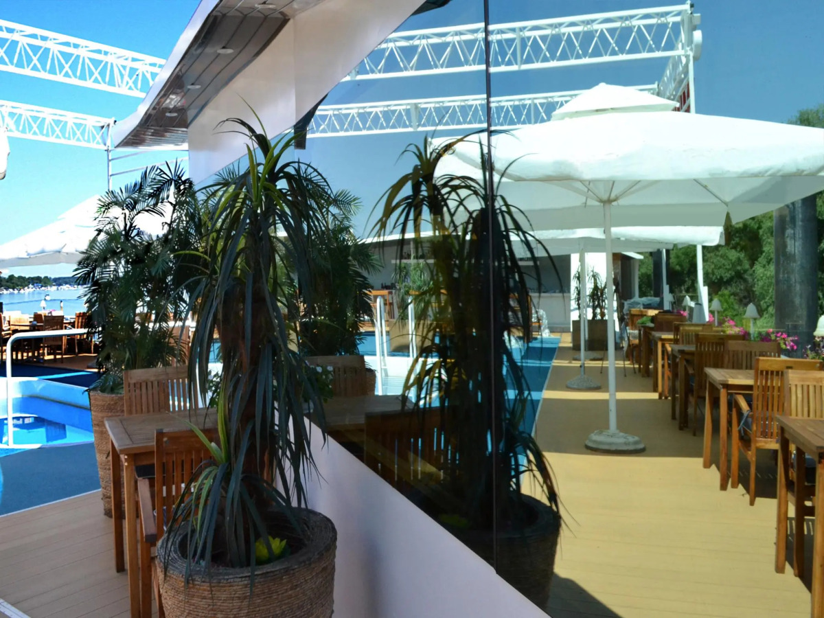 Compass River City Boatel