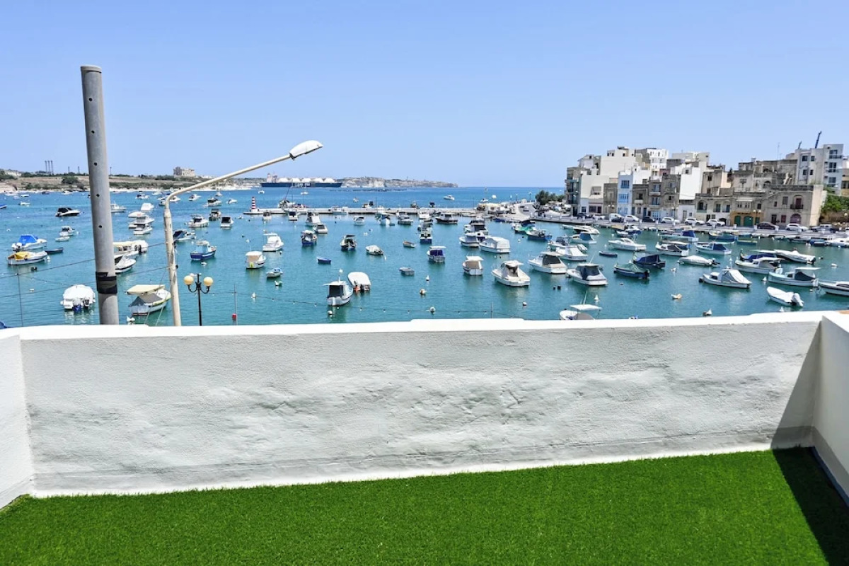 A Cosy Nest Overlooking The Sea