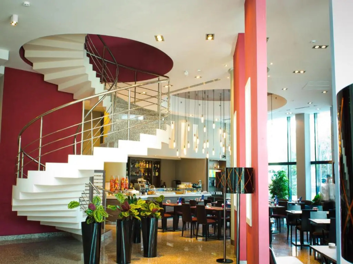 Отель Chirag Plaza Hotel & Business Center