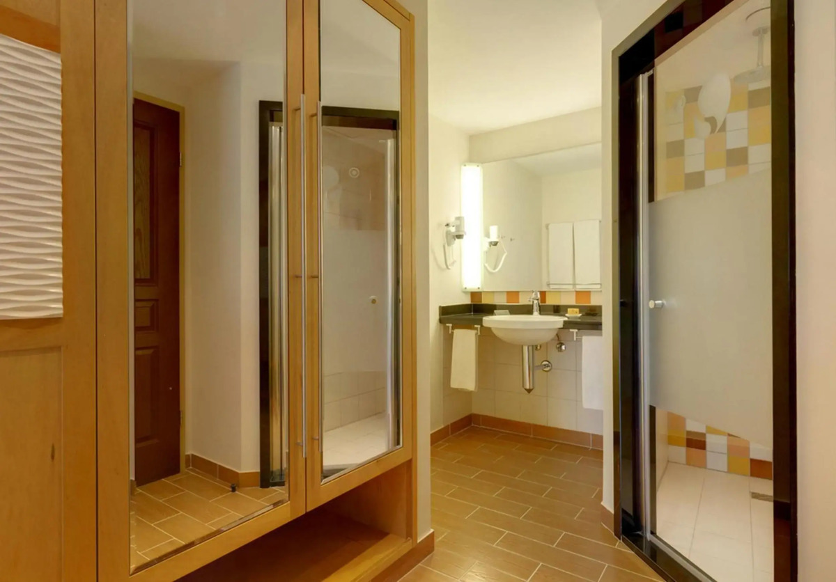 Robinson Camyuva - Adults only