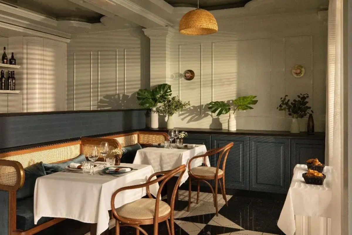 Queen's Court Hotel & Residence