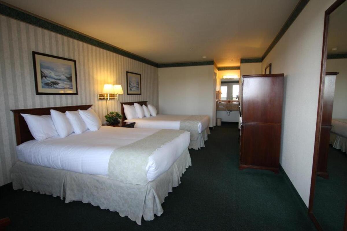 Emerald Dolphin Inn & Mini Golf