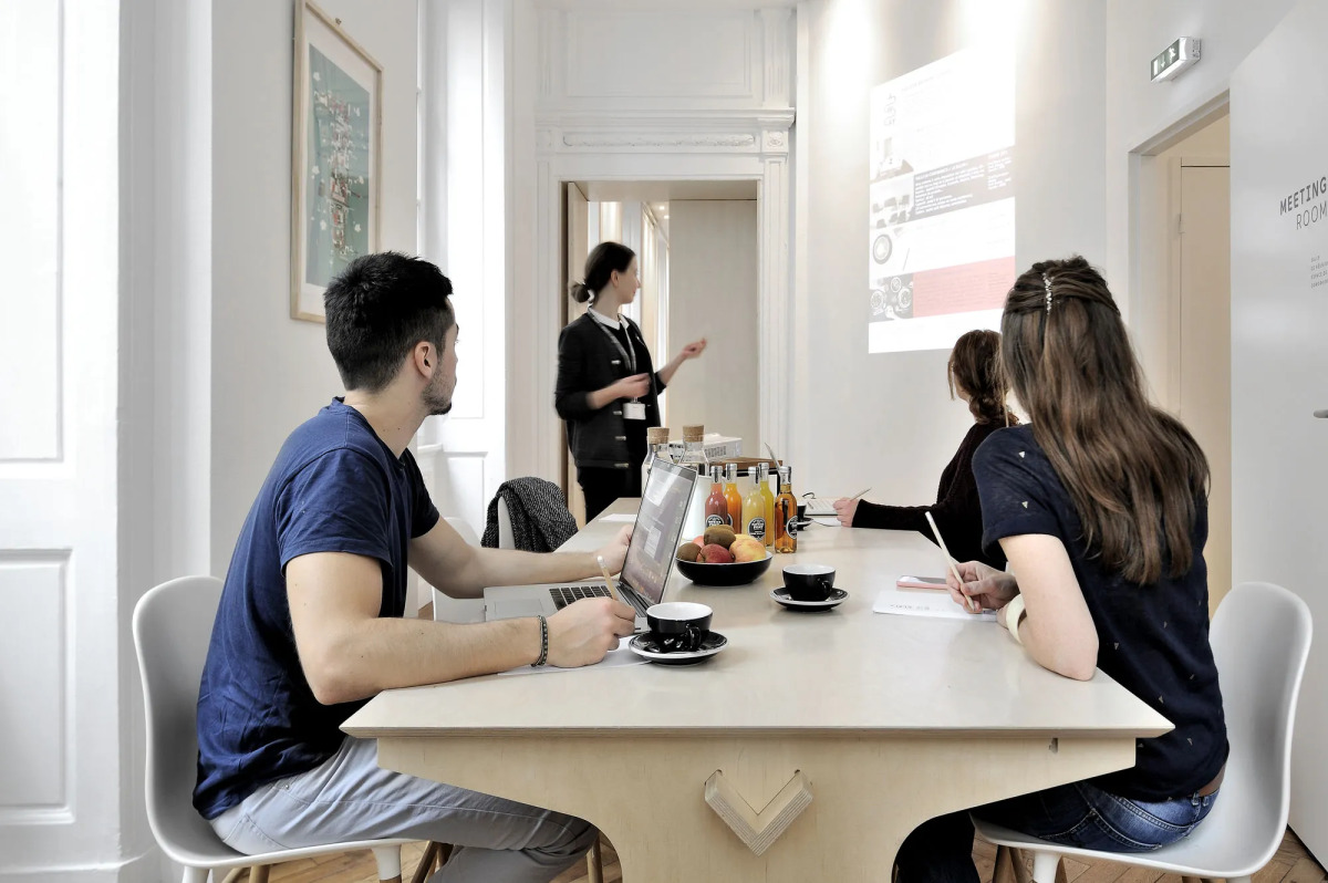 Away Hostel & Coffee Shop