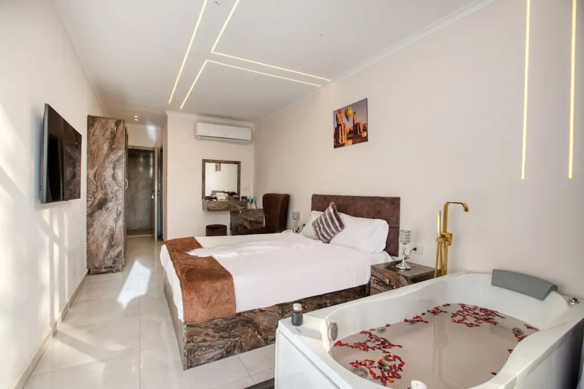 Shadow Pyramids View INN