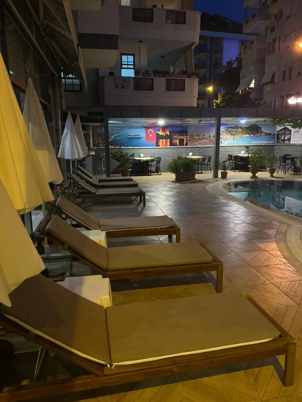 Cleopatra King Apart