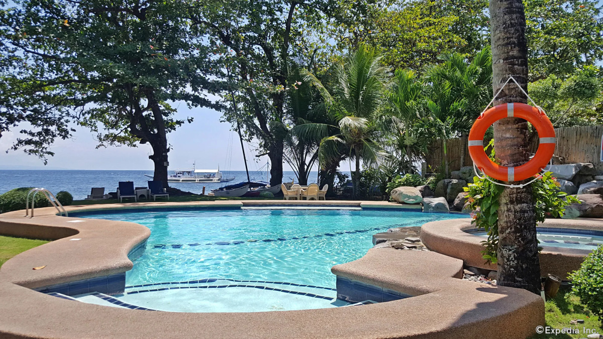 Mike's Dauin Beach Resort