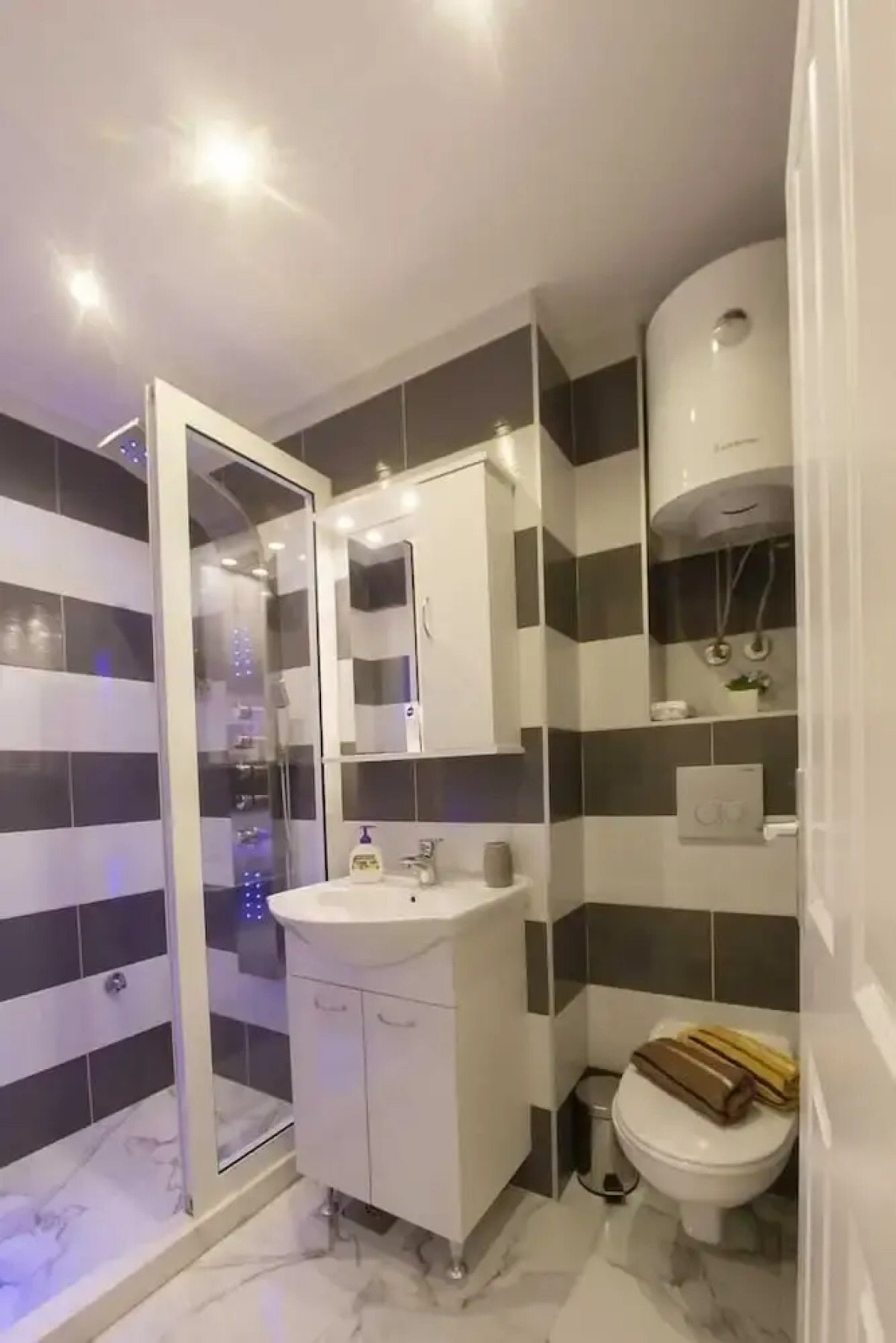 Appleline Apartments (Apple Studios & Rooms) 