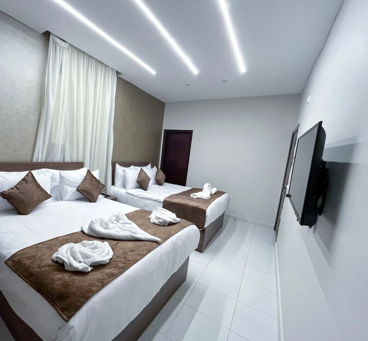 Shadow Pyramids View INN