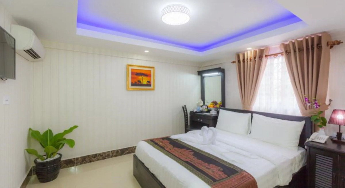 Seventh Heaven Hotel and High Bar