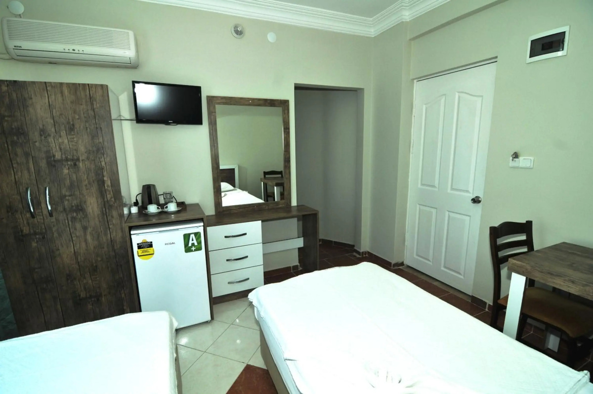 Cleopatra King Apart