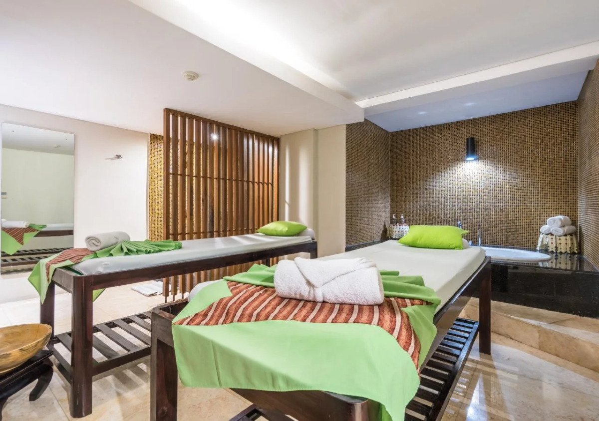 Отель Grand Whiz Nusa Dua