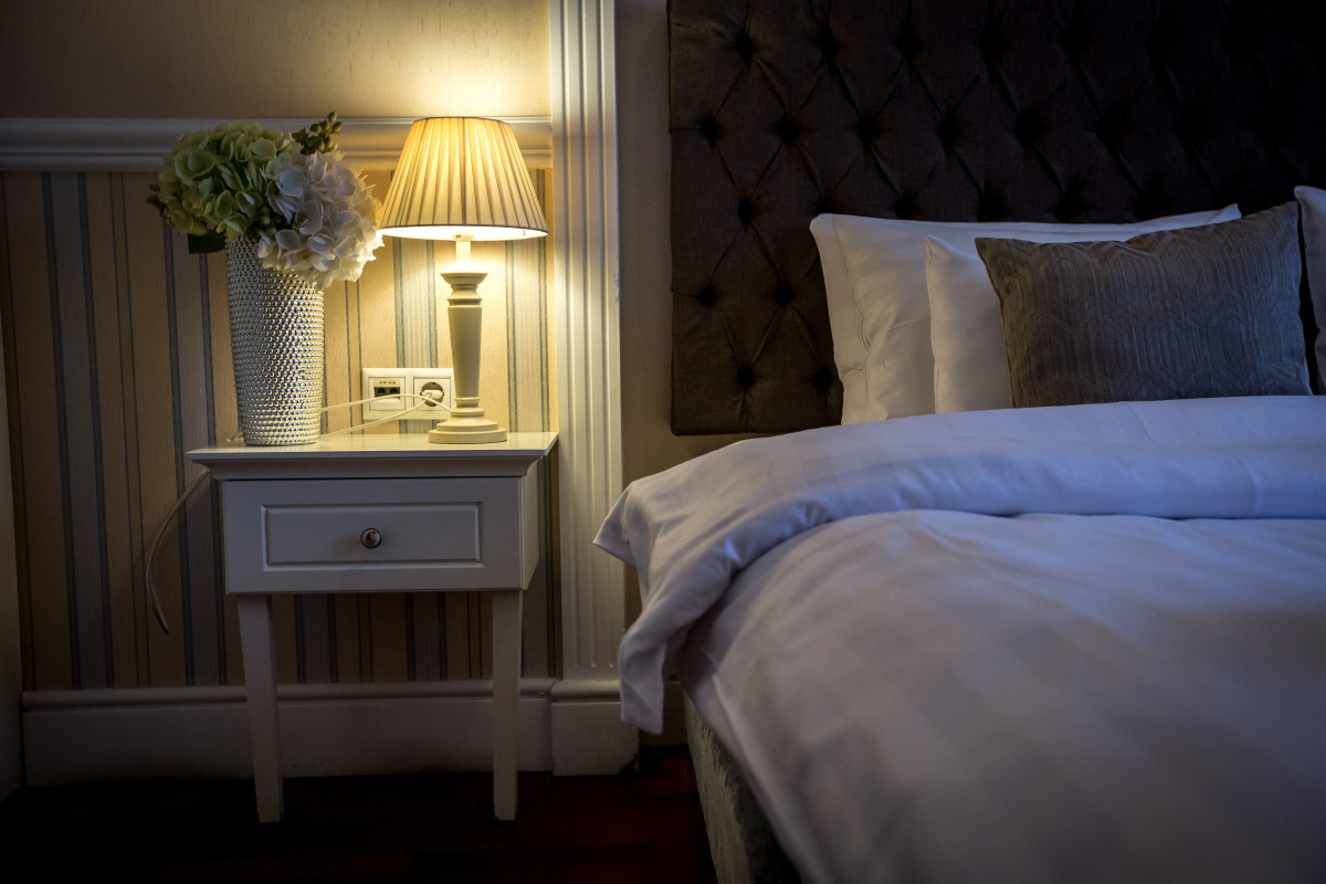 Queen's Court Hotel & Residence