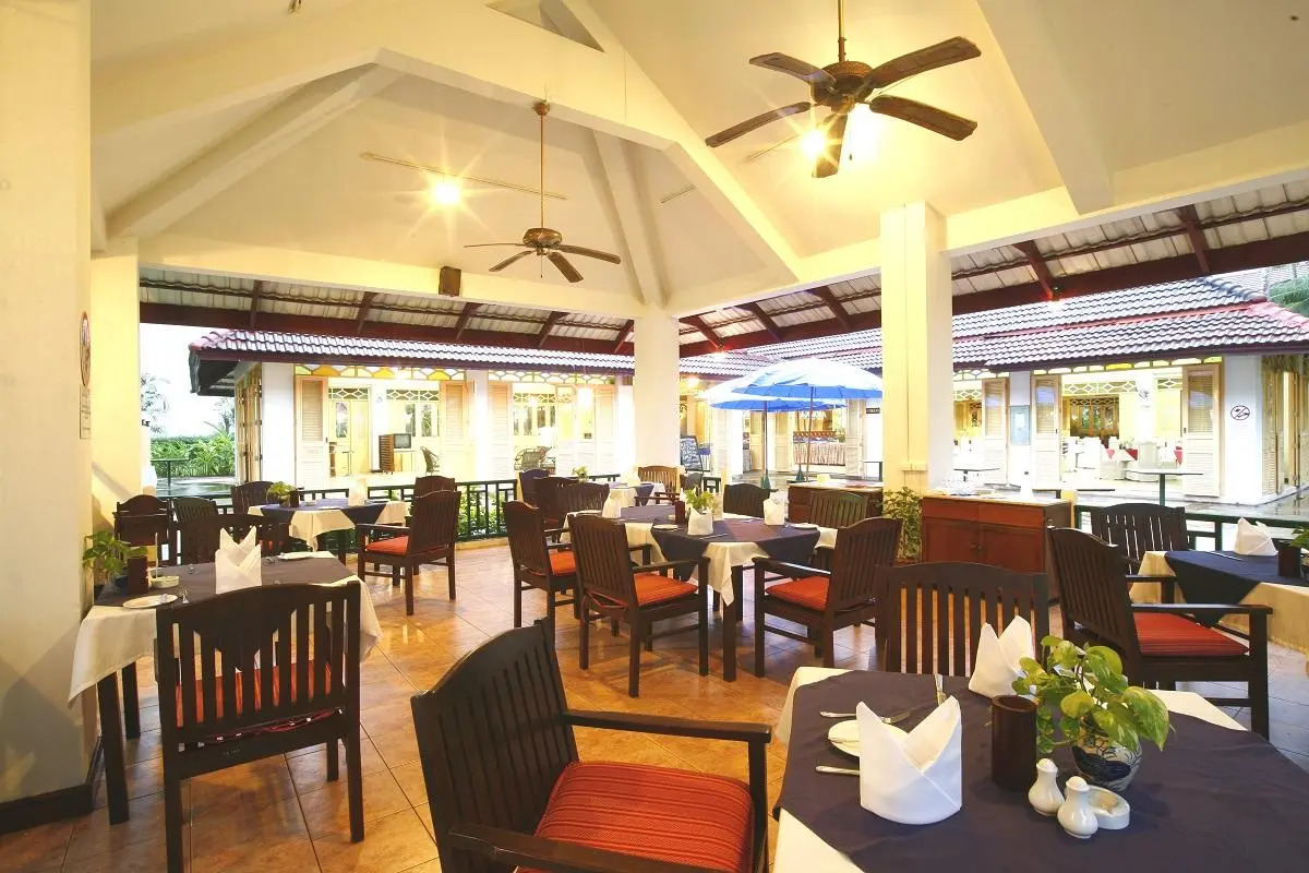 Курортный отель Amora Beach Resort Phuket