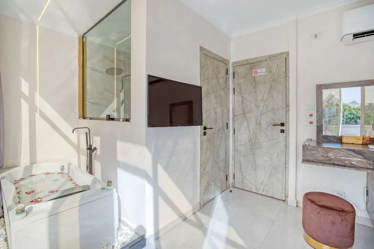 Shadow Pyramids View INN