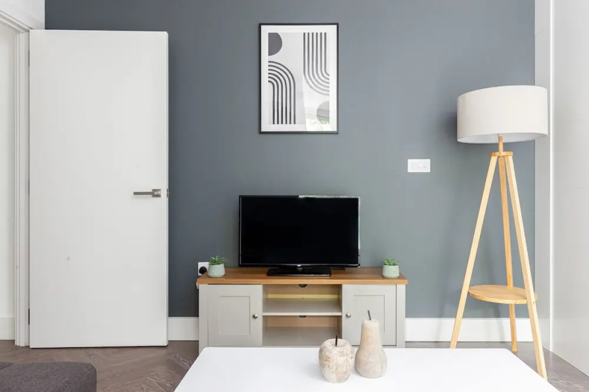 Luminous 2 Bed Balcony Flat in Islington