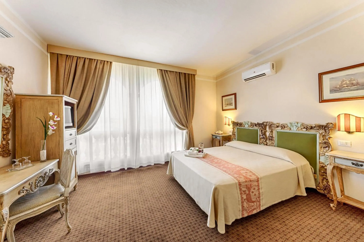 Отель Montholon Paris