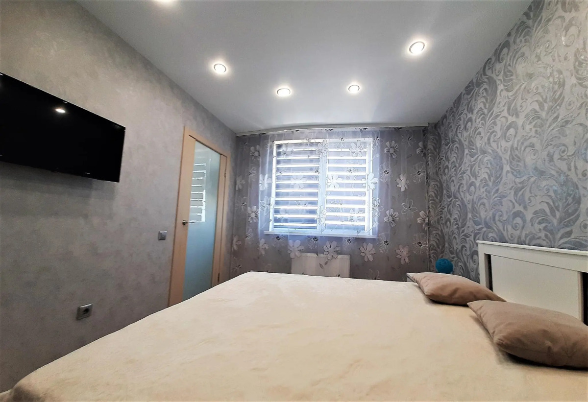 Мегаполис на улице Средне-Московская