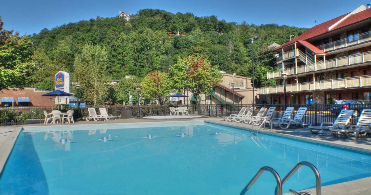 Crossroads Inn & Suites