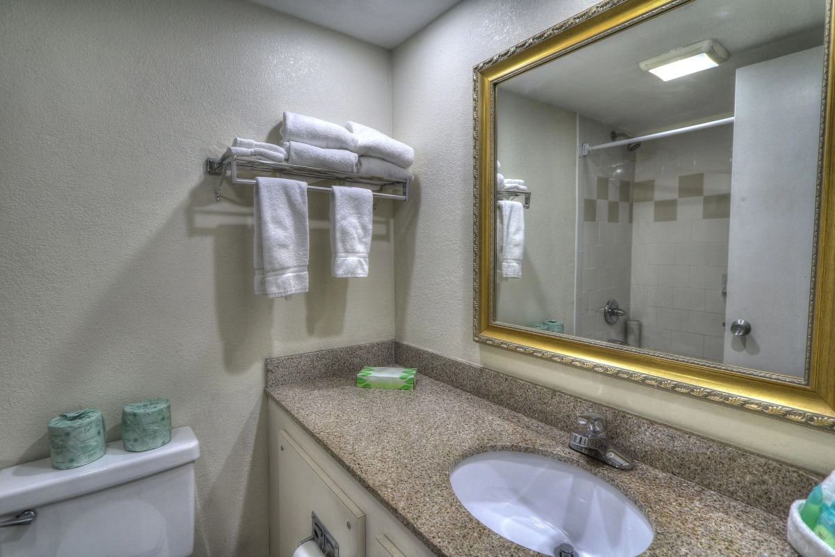 Crossroads Inn & Suites