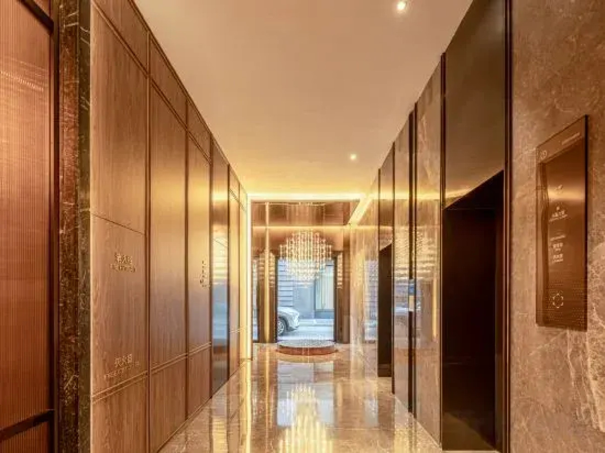 Crystal Hotel Shanghai Jinling East Road on the  Bund