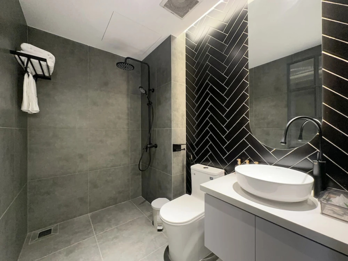 Kin Wander Tan Phong, The Moonage