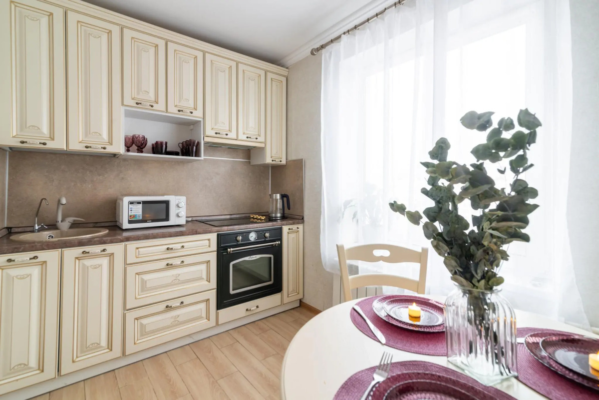 Bon voyage на улице Довженко