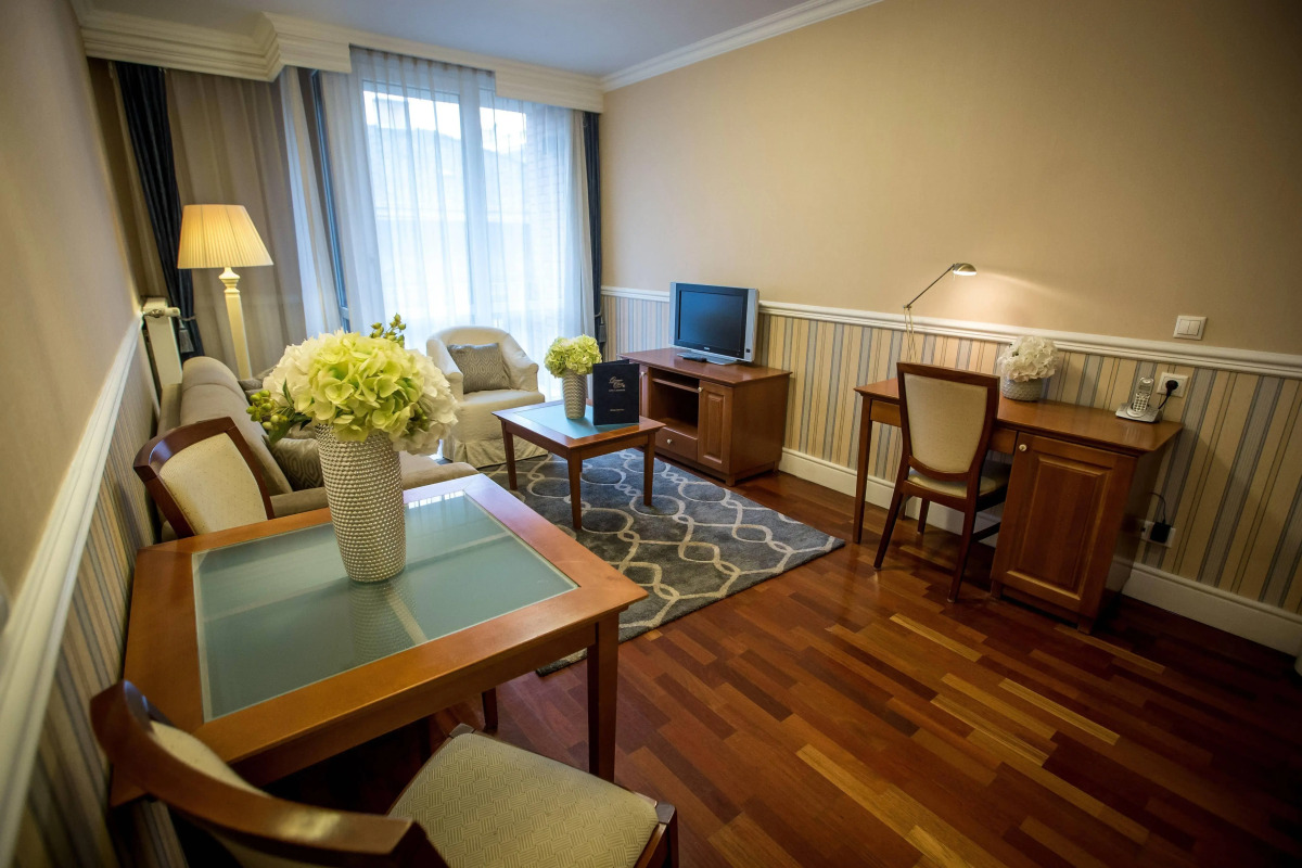 Queen's Court Hotel & Residence