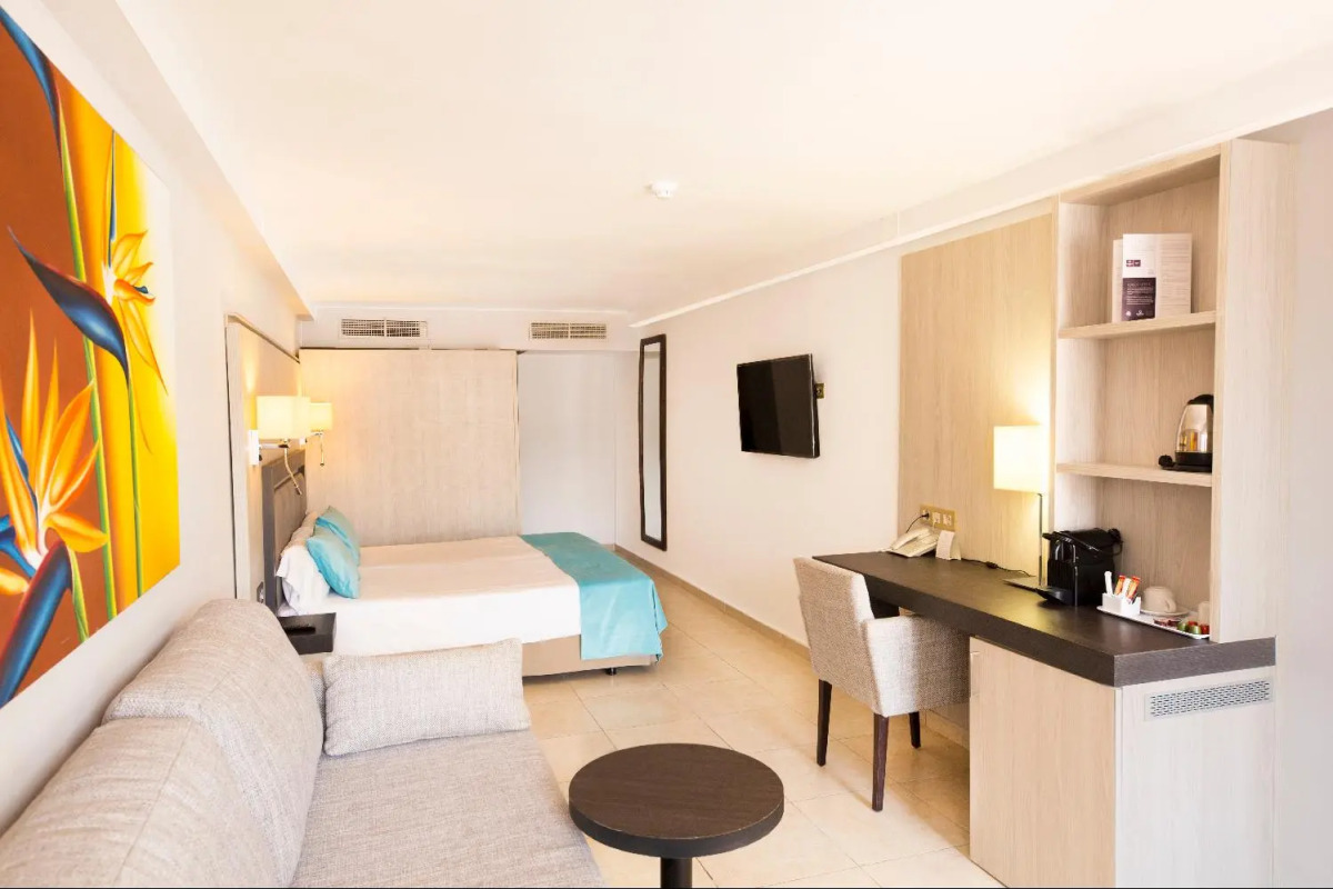 FERGUS Style Bahamas