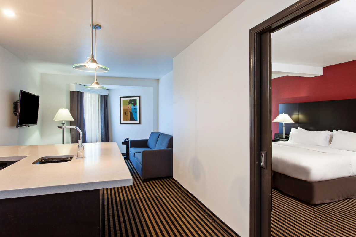 Holiday Inn Express & Suites Hollywood Walk Of Fame