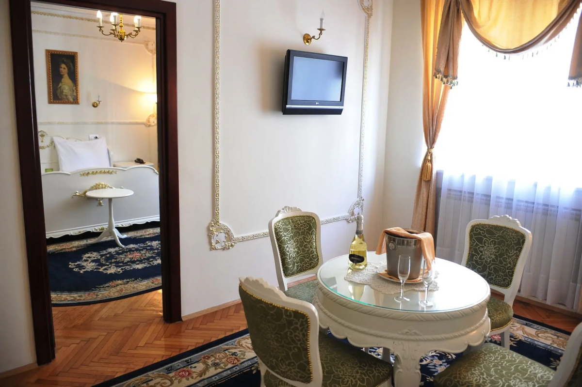 Queen's Astoria Design Hotel