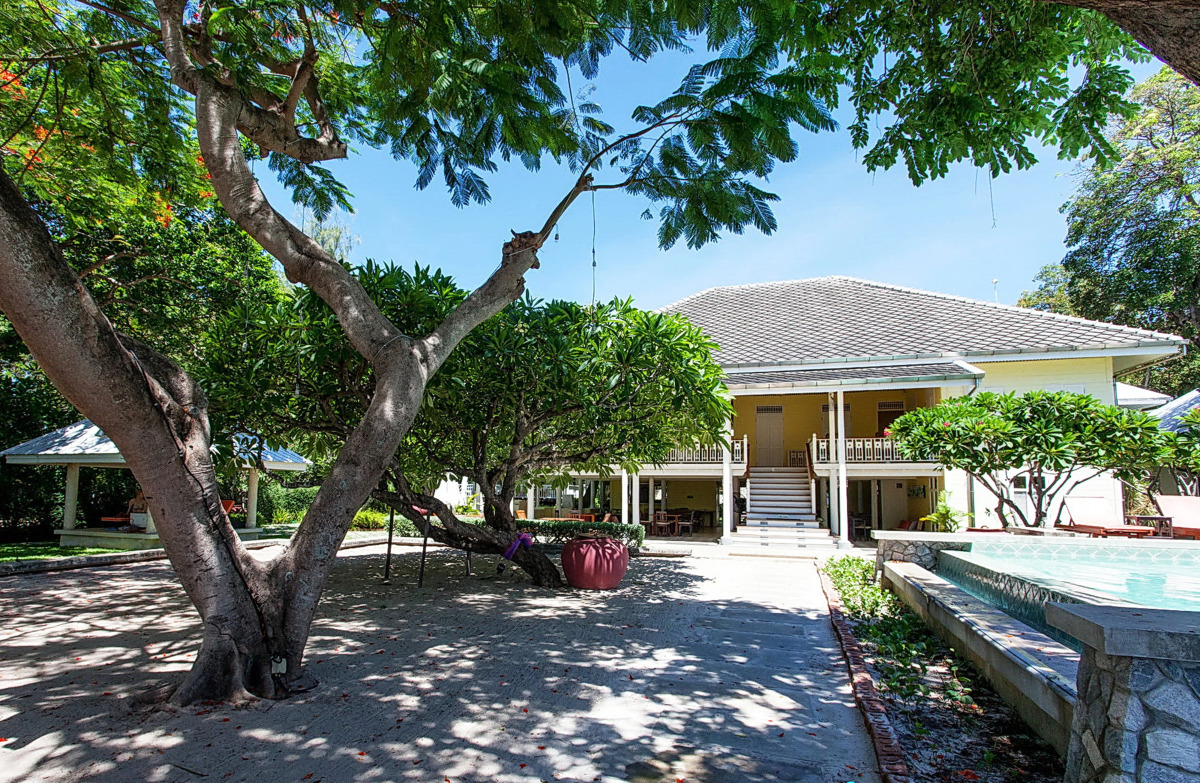 Baan Bayan Beachfront Hotel
