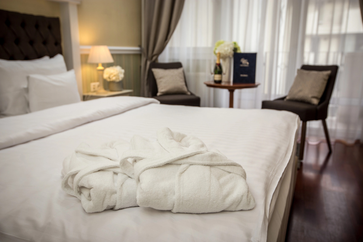 Queen's Court Hotel & Residence