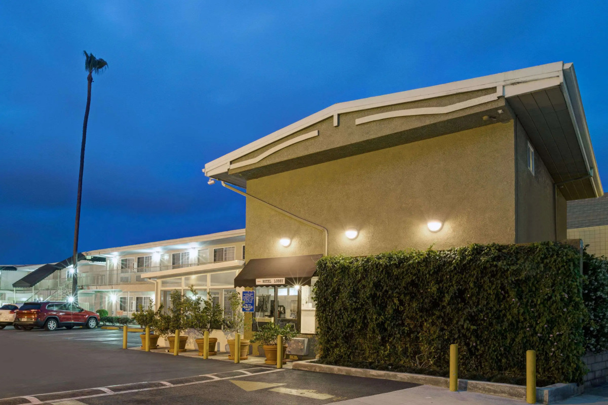 Super 8 by Wyndham Los Angeles-Culver City Area