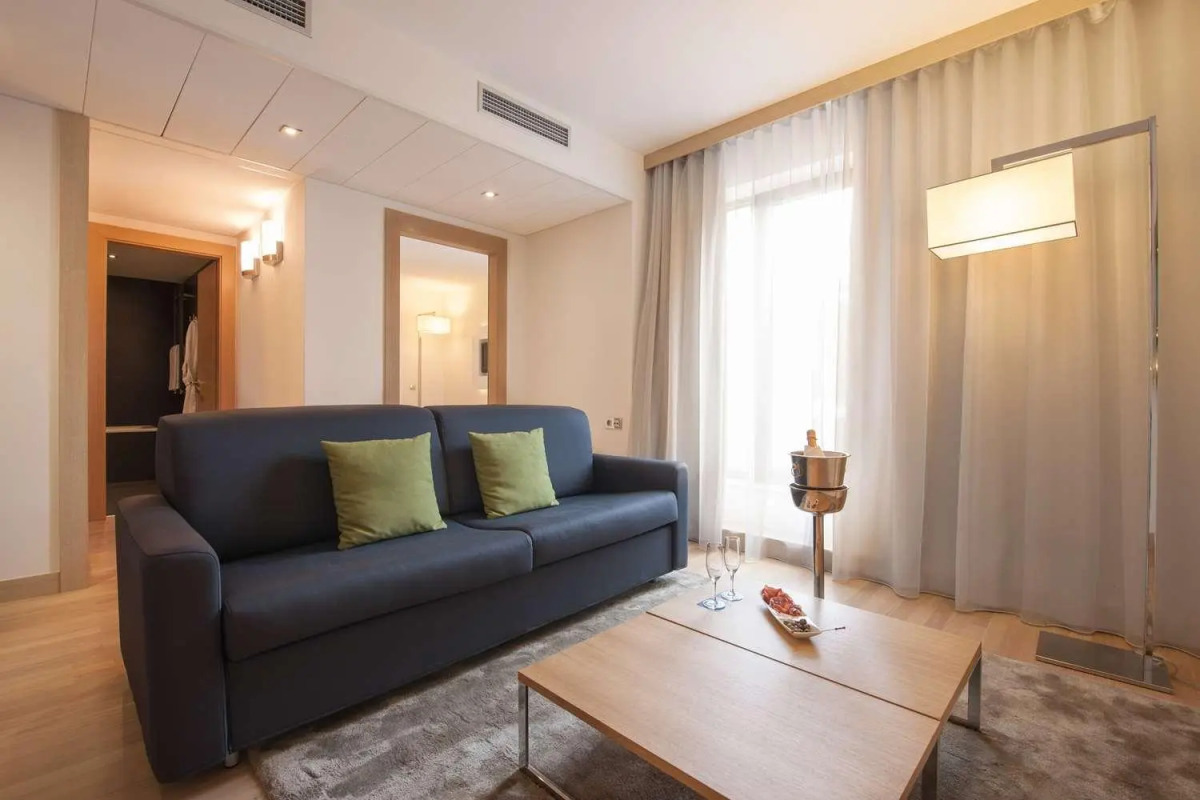 Отель Occidental Praha Five