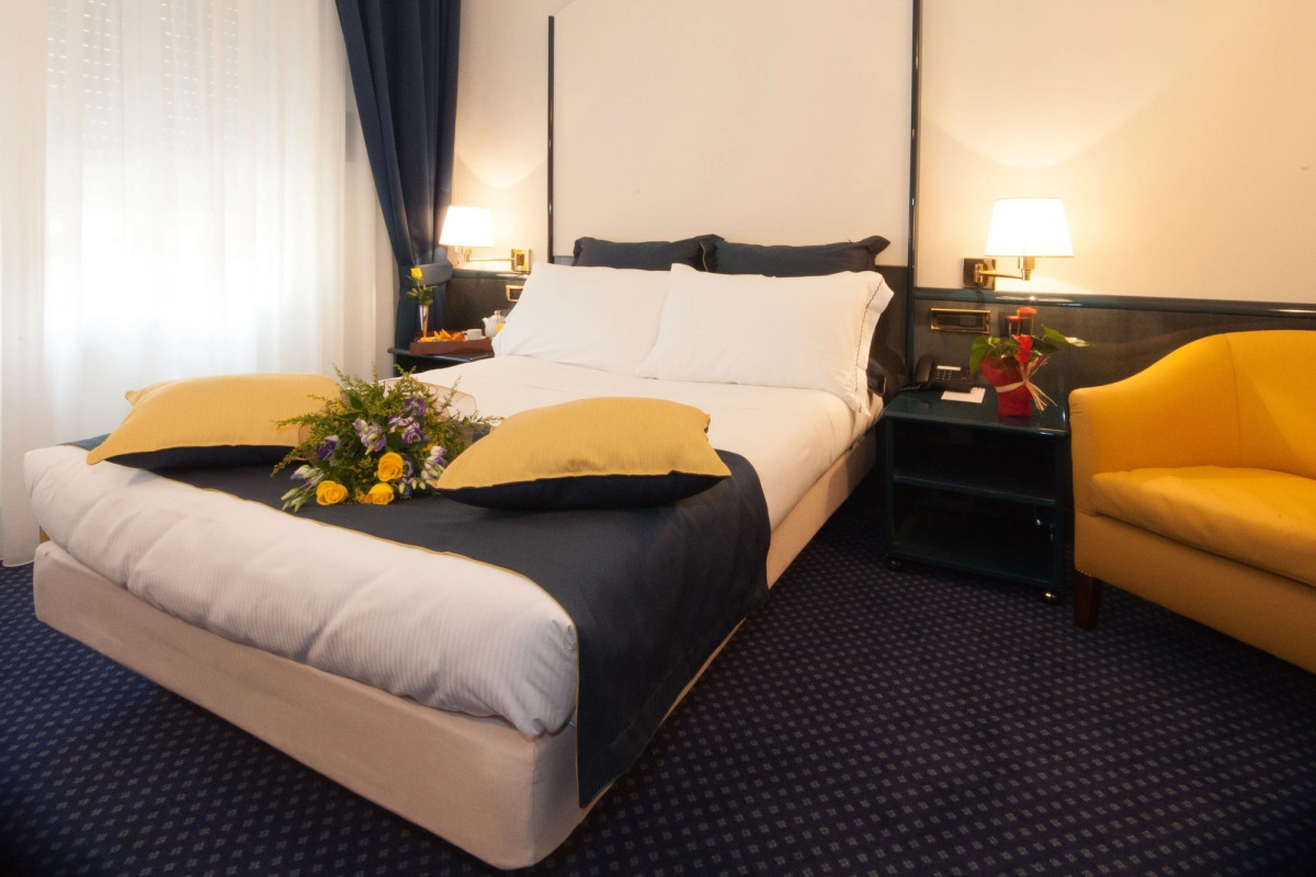 Отель IH Milano Ambasciatori