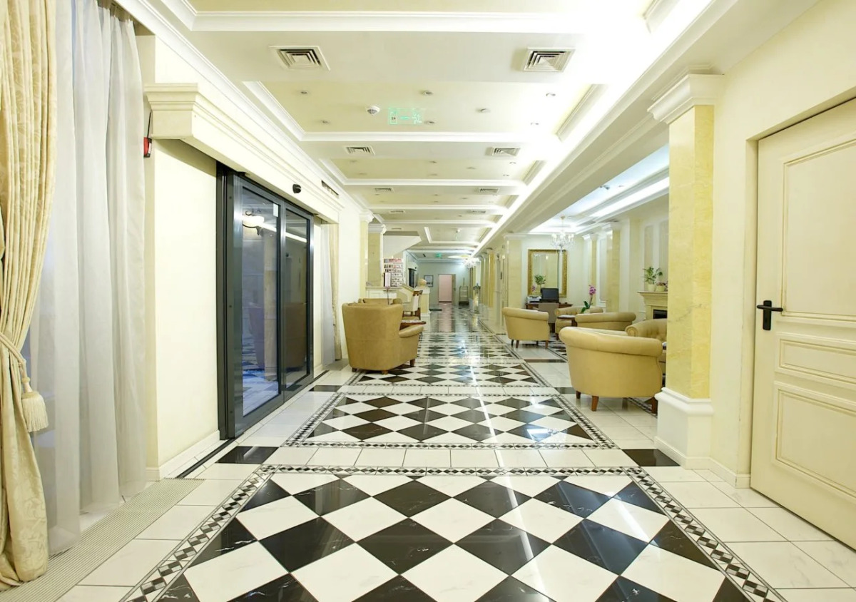 Queen's Court Hotel & Residence